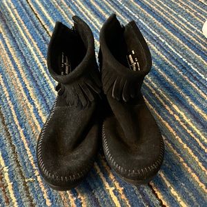 Minnetonka 7.5 moccasins in black, zipper back
